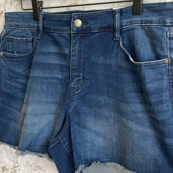 Nine West Mid Rise Shorts - Picture 5 of 10